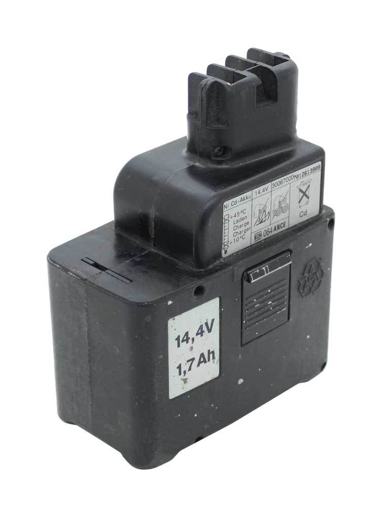 Schwarzer Werkzeugakku mit Steckanschluss und seitlichem Entriegelungsknopf, Beschriftung 14,4 V und 1,7 Ah auf Etikett