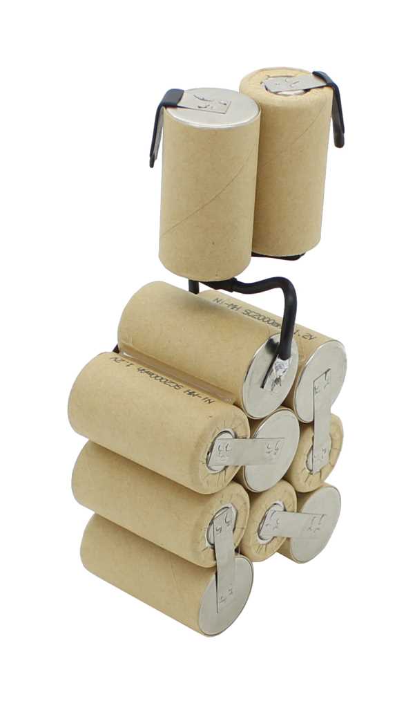 Akkupack aus acht zylindrischen Zellen mit Lötfahnen und schwarzen Anschlussdrähten auf weißem Hintergrund